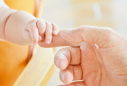 The initial skin-to-skin touch between the infant and mother lays foundation for their physical bonding. 